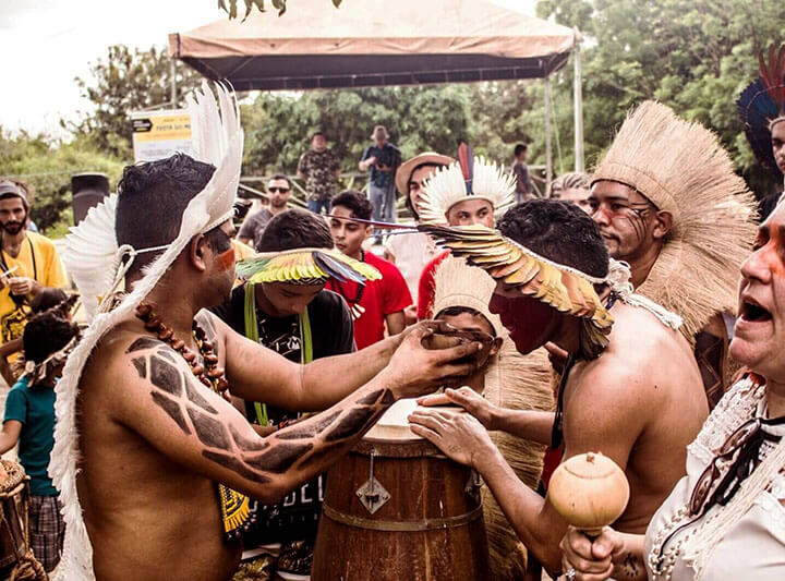 Índios realizando ritual da Jurema sagrada