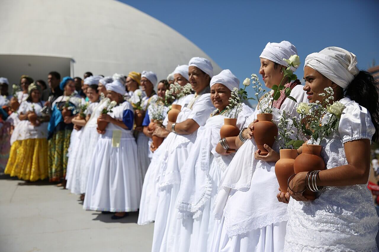 Mulheres praticantes de Candomblé enfileiradas